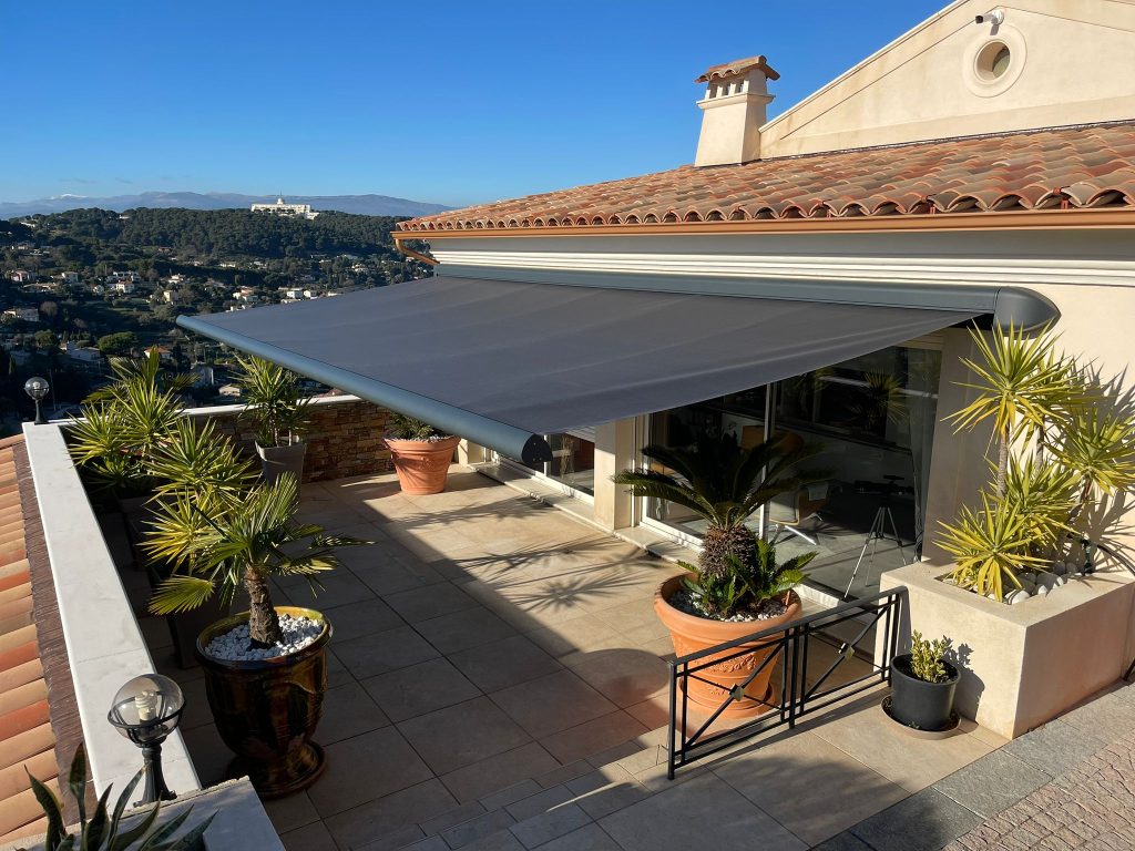 Installation d'un store banne en gris anthracite pour terrasse