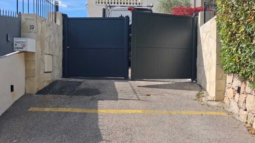Portail 2 battants aluminium Tschoeppe Zenox gris anthracite fermé, villa à Cannes