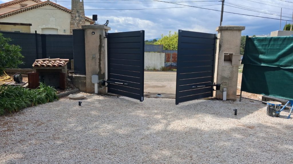 Portail battant aluminium gris anthracite ouvert, motorisation FAAC apparente, Antibes