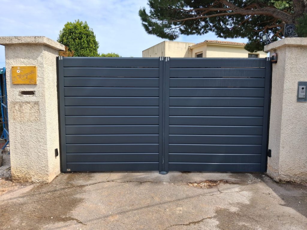 Portail battant Tschoeppe Breezy RAL 7016 gris anthracite fermé, vue de face, Antibes
