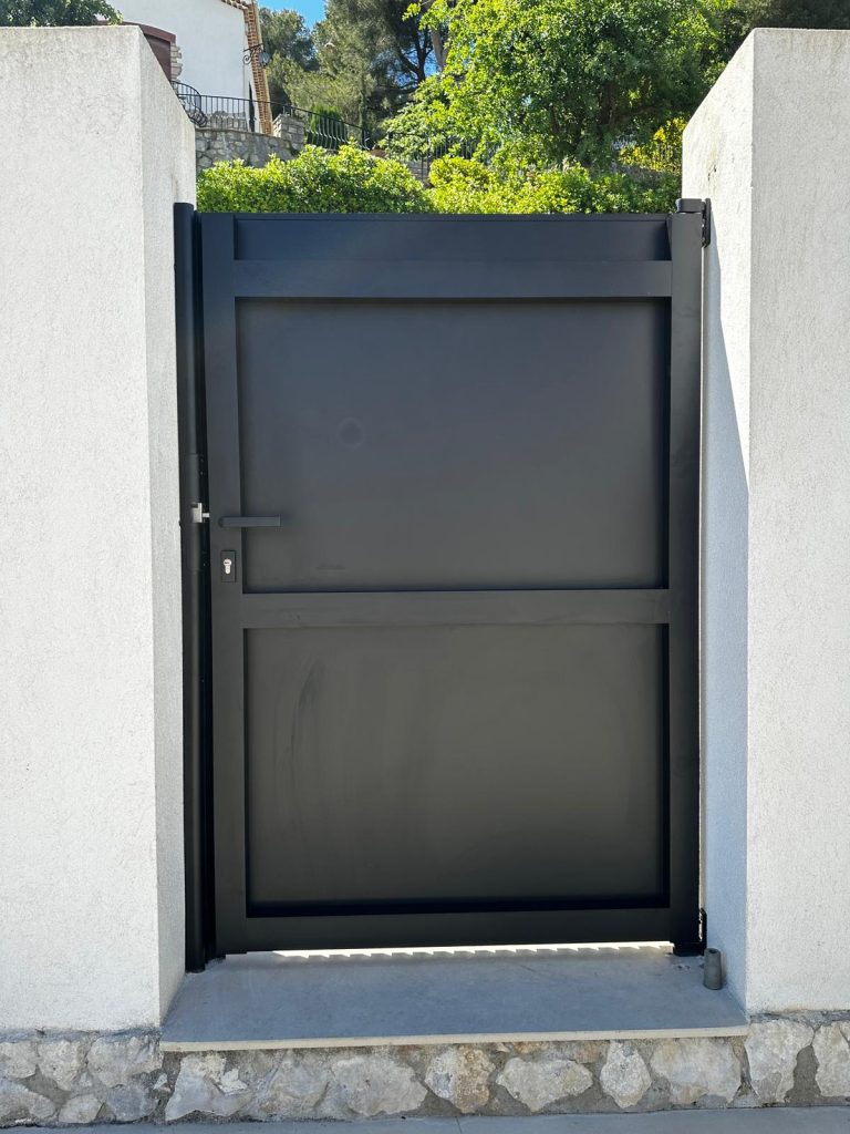 Portillon battant Kostüm Collection Archy Klouar noir 9005, vue intérieure avec poignée en L et gâche électrique, Mougins