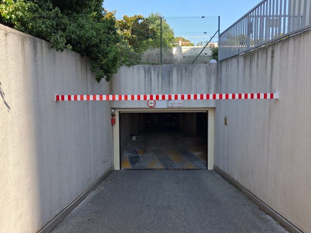 Rampe d'acces au parking souterrain de la copropriete du Cannet menant a la nouvelle porte de garage collective