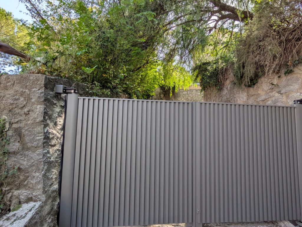 Portail battant aluminium TSCHOEPPE Pacha gris quartz posé par Azur Domotic à Grasse, vue de face
