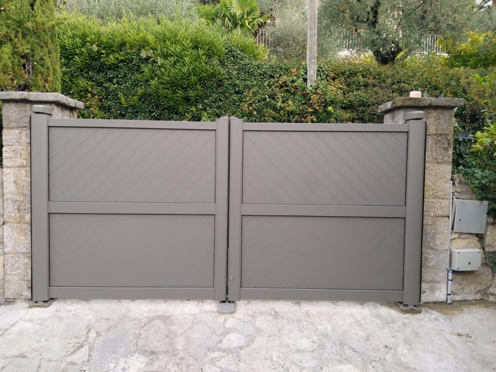 Portail battant aluminium Zenox Tschoeppé teinte RAL 9007 et lames en chevrons installé à Grasse
