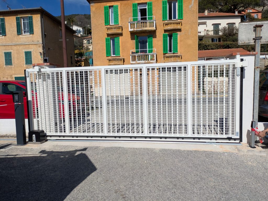 Portail coulissant blanc d'une copropriété sécurisée à Grasse avec contrôle d'accès