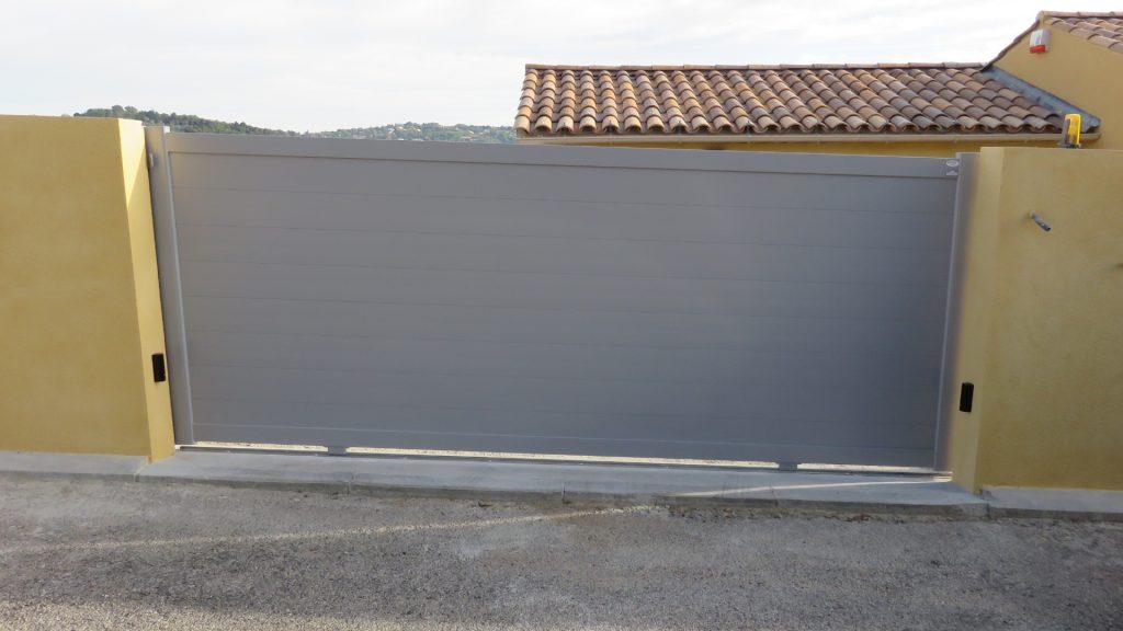 Portail coulissant aluminium gris Tschoeppe Linéo fermé, vue extérieure, installé par Azur Domotic à Tanneron