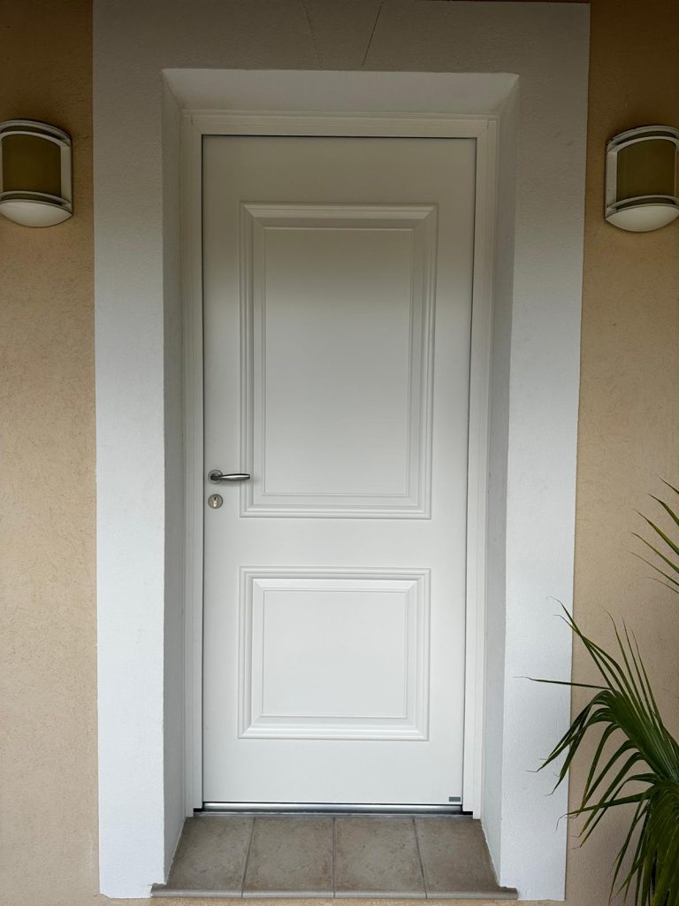 Porte d'entrée aluminium BEL'M DARCY blanc 9016 satiné posée par Azur Domotic à Grasse, vue extérieure