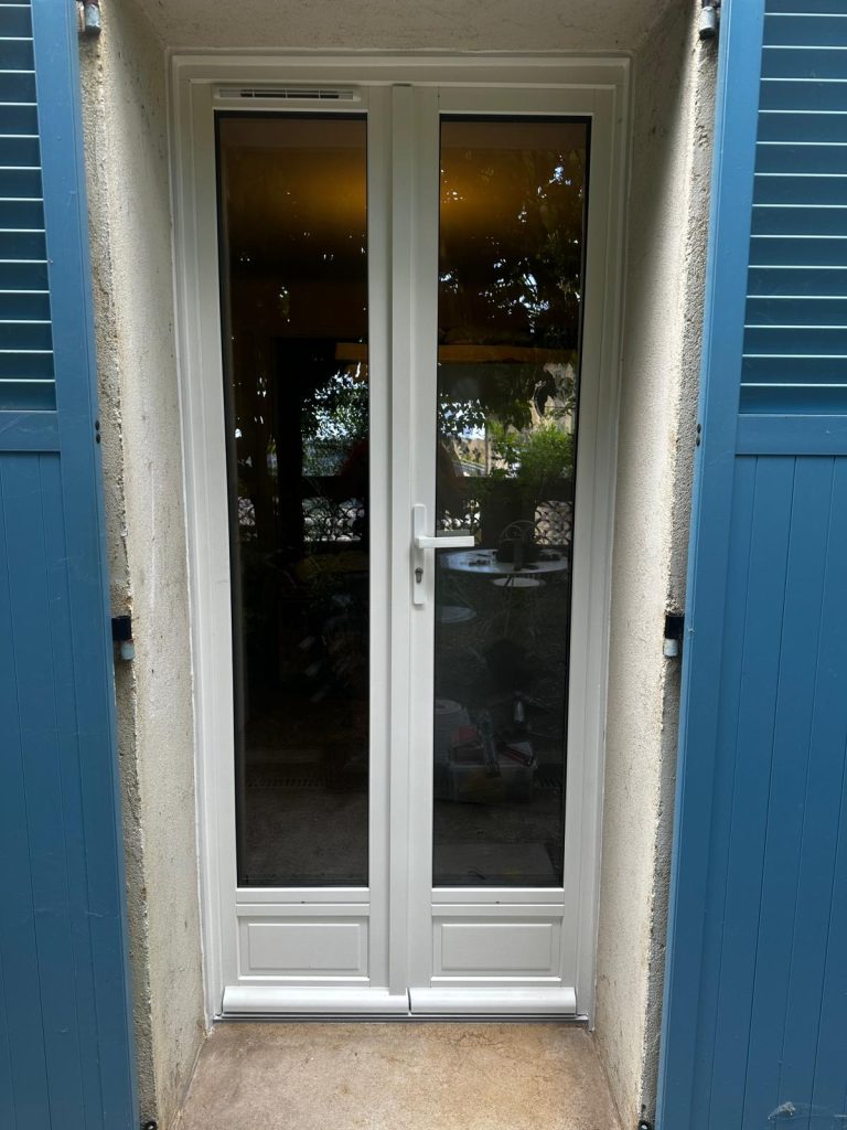 Porte-fenêtre bois deux vantaux laquée blanc RAL 9016 posée à Grasse, vue extérieure avec volets battants bleus
