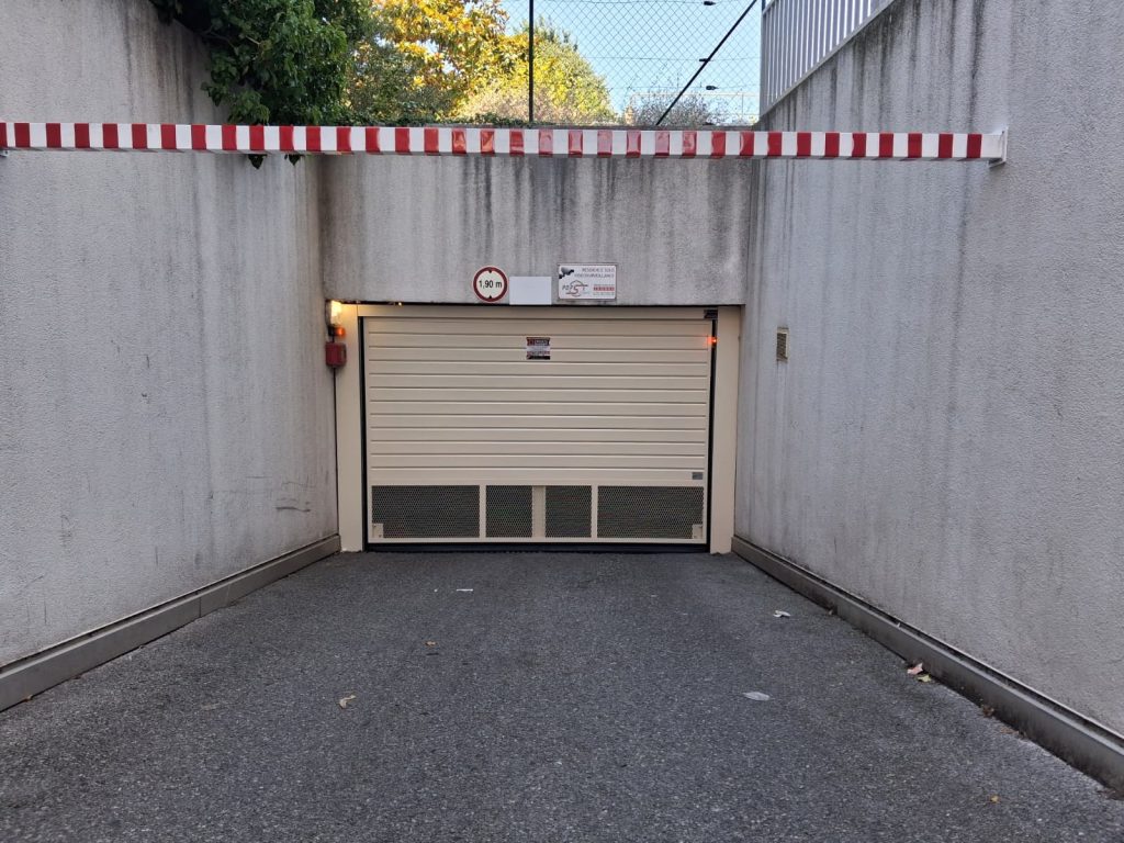 Accès parking souterrain avec porte de garage collective automatique SAFIR, résidence Le Koala Le Cannet - Azur Domotic