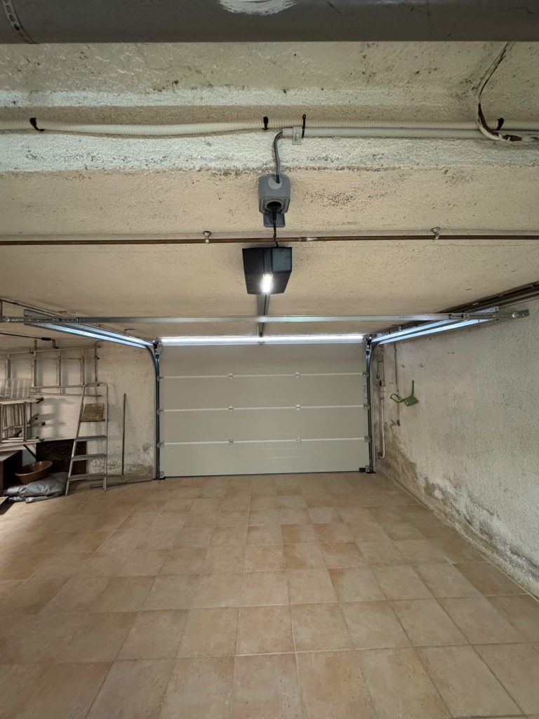 Porte de garage sectionnelle Hörmann RenoMatic vue de l'intérieur avec motorisation ProMatic à Mouans-Sartoux