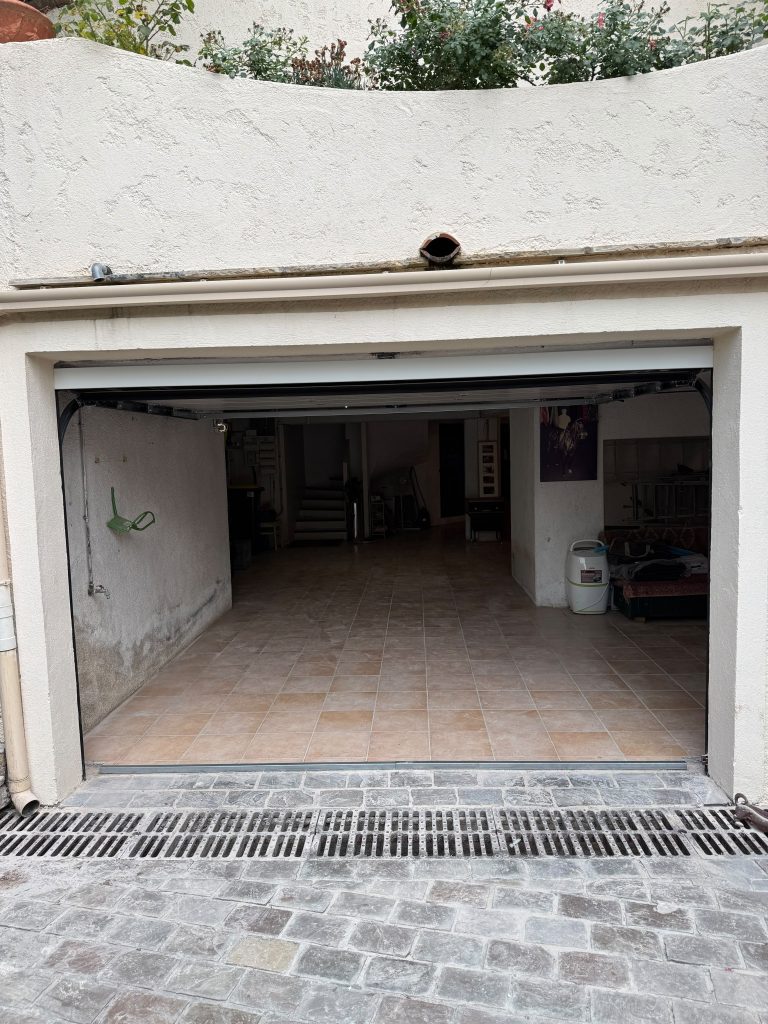 Porte de garage sectionnelle Hörmann RenoMatic ouverte, pose en applique, secteur de Mouans-Sartoux