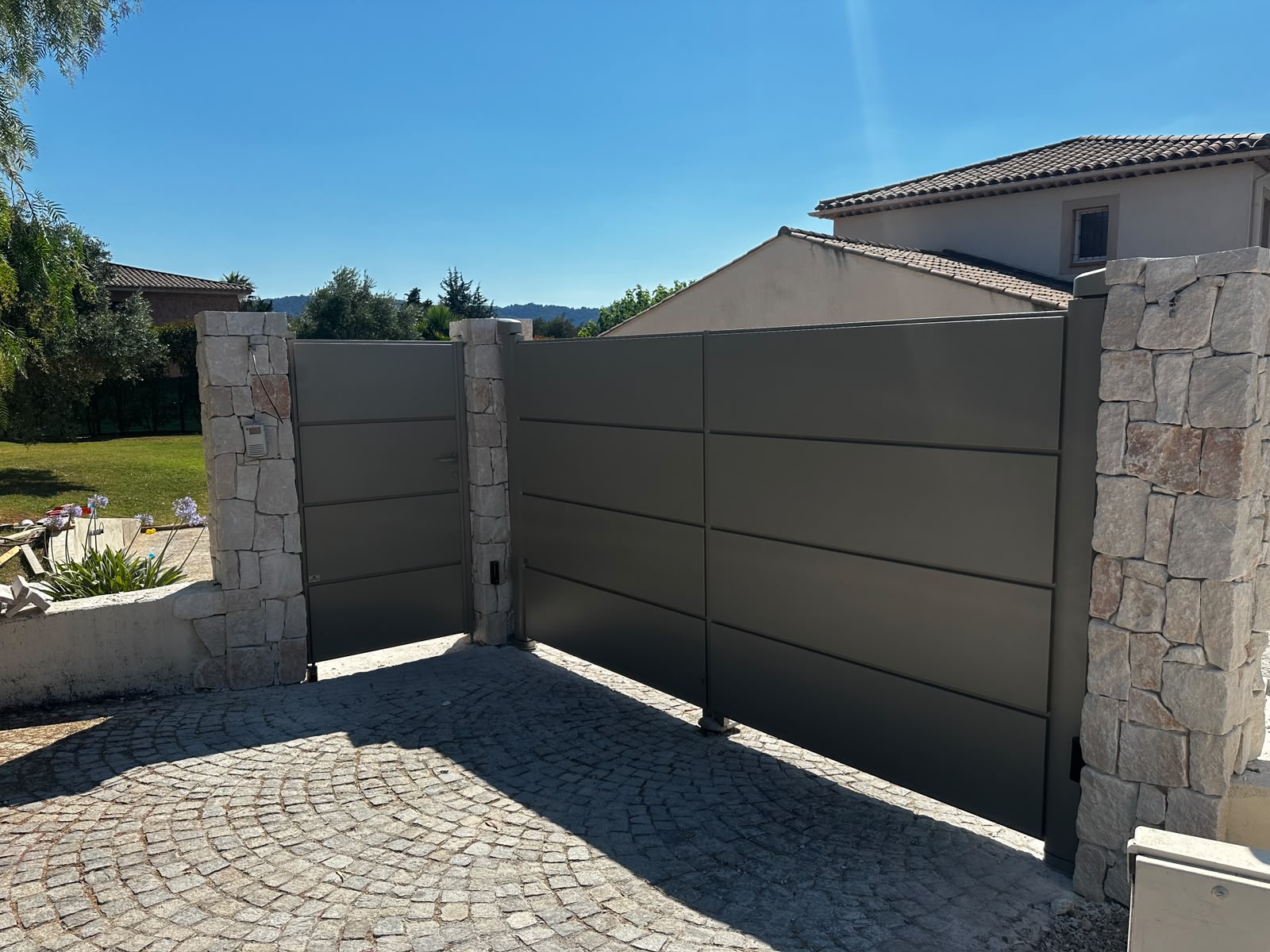 Portail battant aluminium Tschoeppé gris clair installé à Mouans-Sartoux
