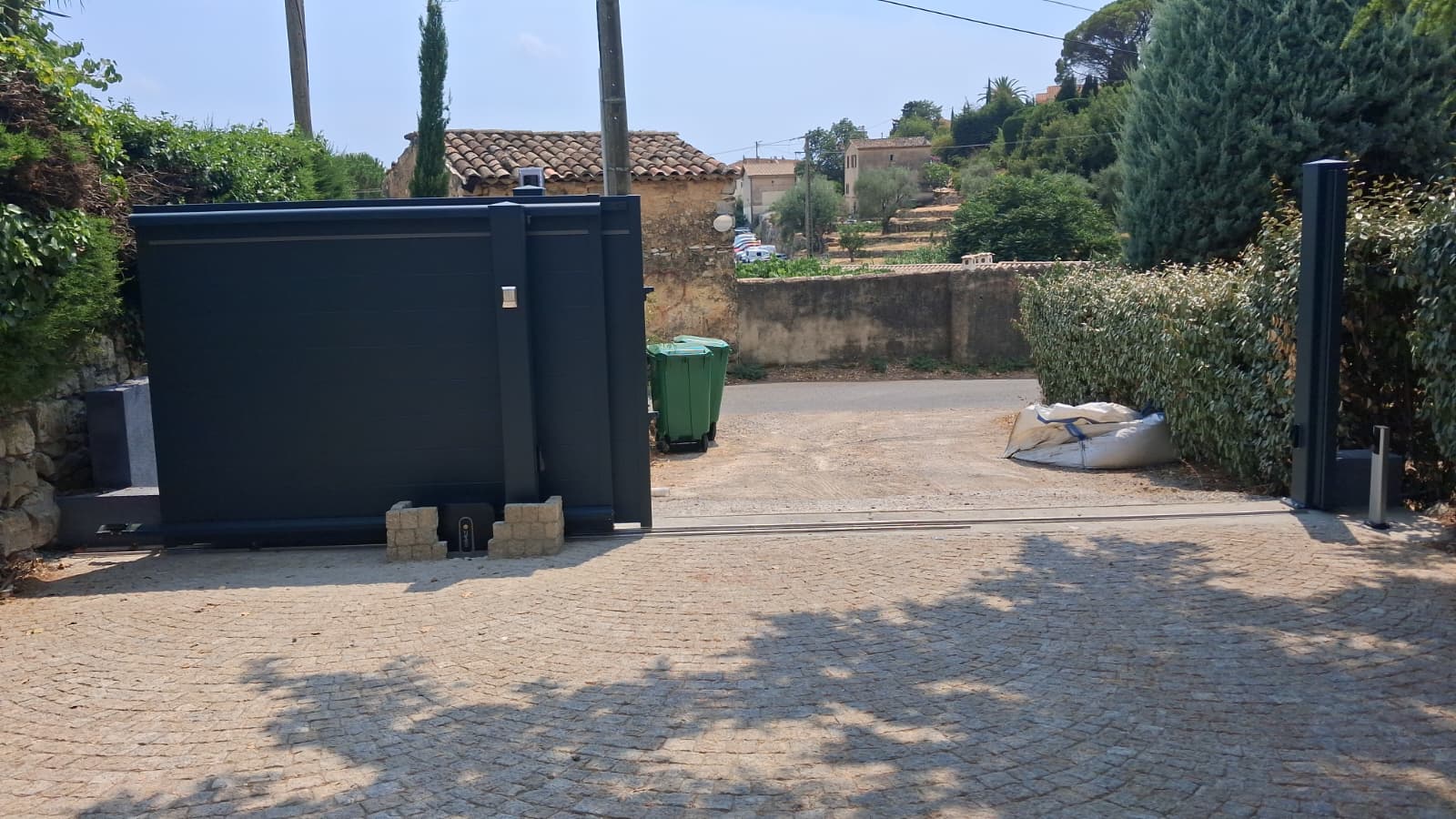 Démonstration du fonctionnement du portail coulissant télescopique motorisé FAAC à Tourrettes-sur-Loup