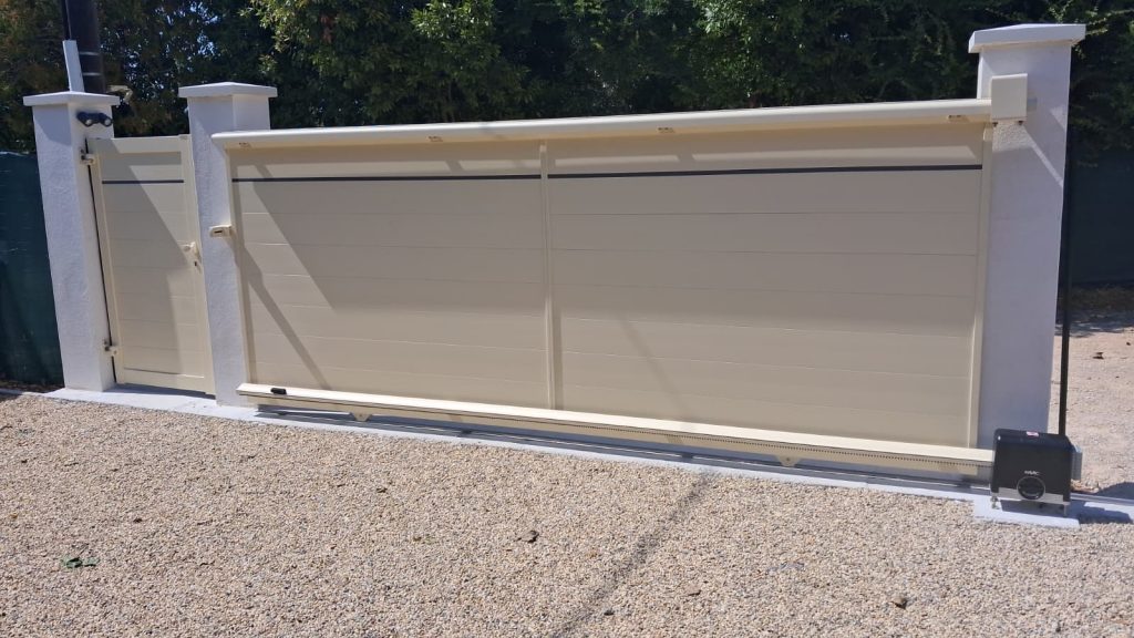 Portail coulissant aluminium Tschoeppé blanc ivoire installé à Mouans-Sartoux