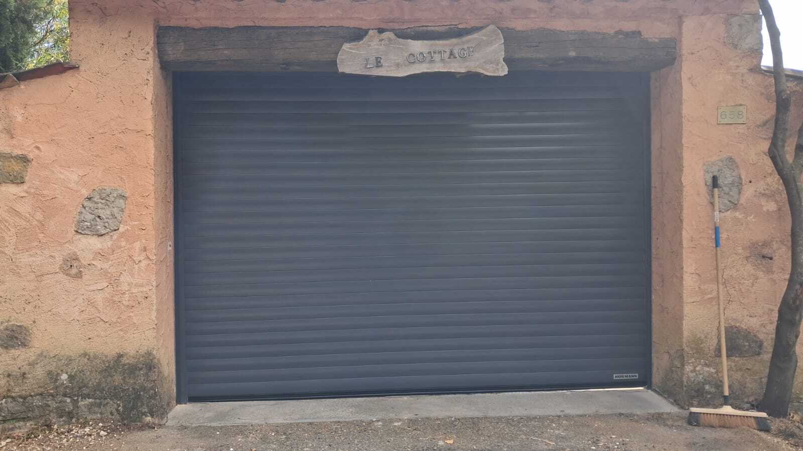 Installation d'une porte de garage enroulable Hörmann à Auribeau-sur-Siagne