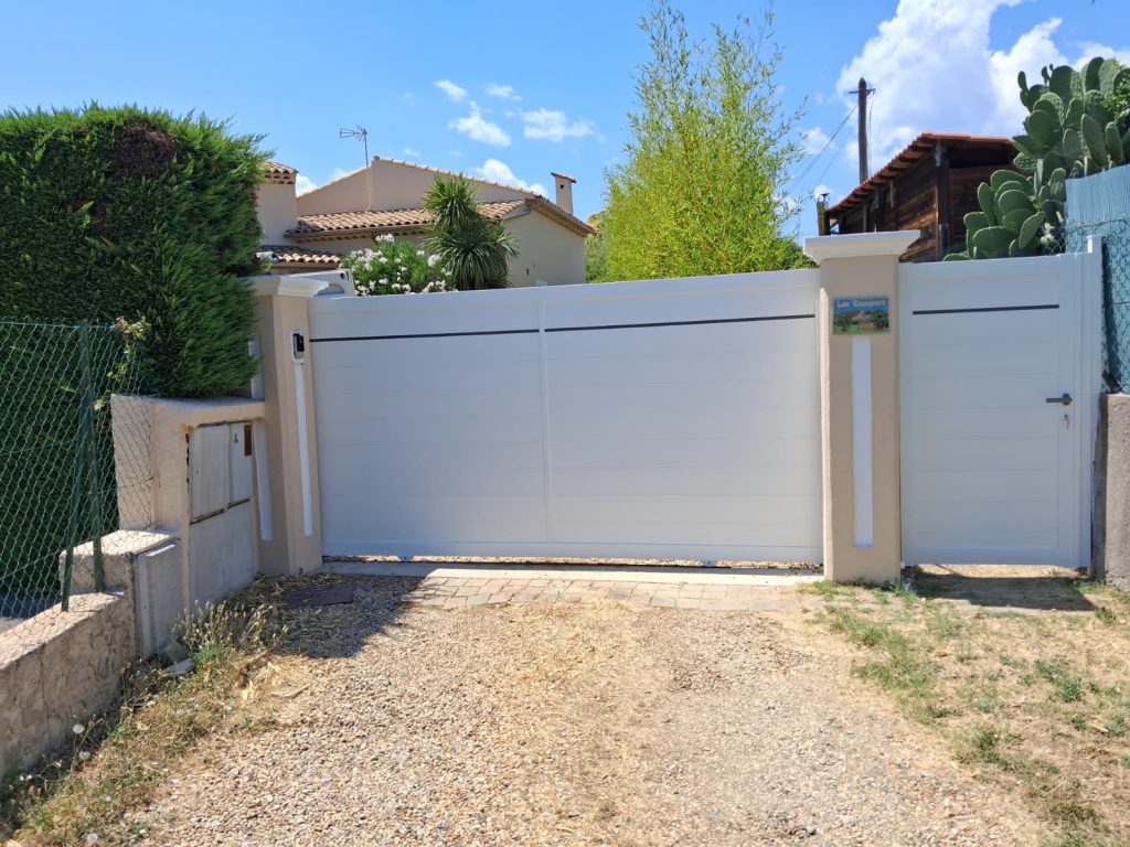 Portail coulissant et portillon aluminium blanc Tschoeppé assortis installés à Grasse, vue de face