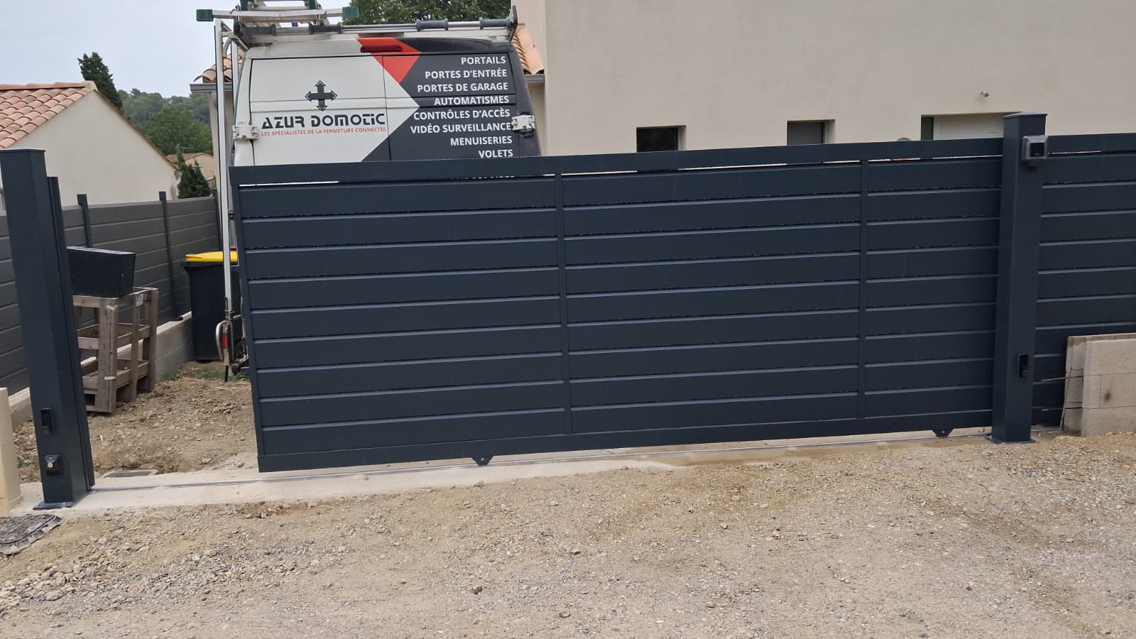 Installation d’un portail coulissant aluminium Tschoeppé à Valbonne