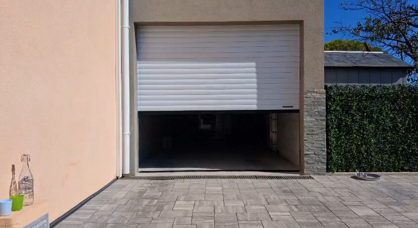 Remplacement d’une porte de garage basculante par une porte enroulable Hörmann à Saint-Jeannet